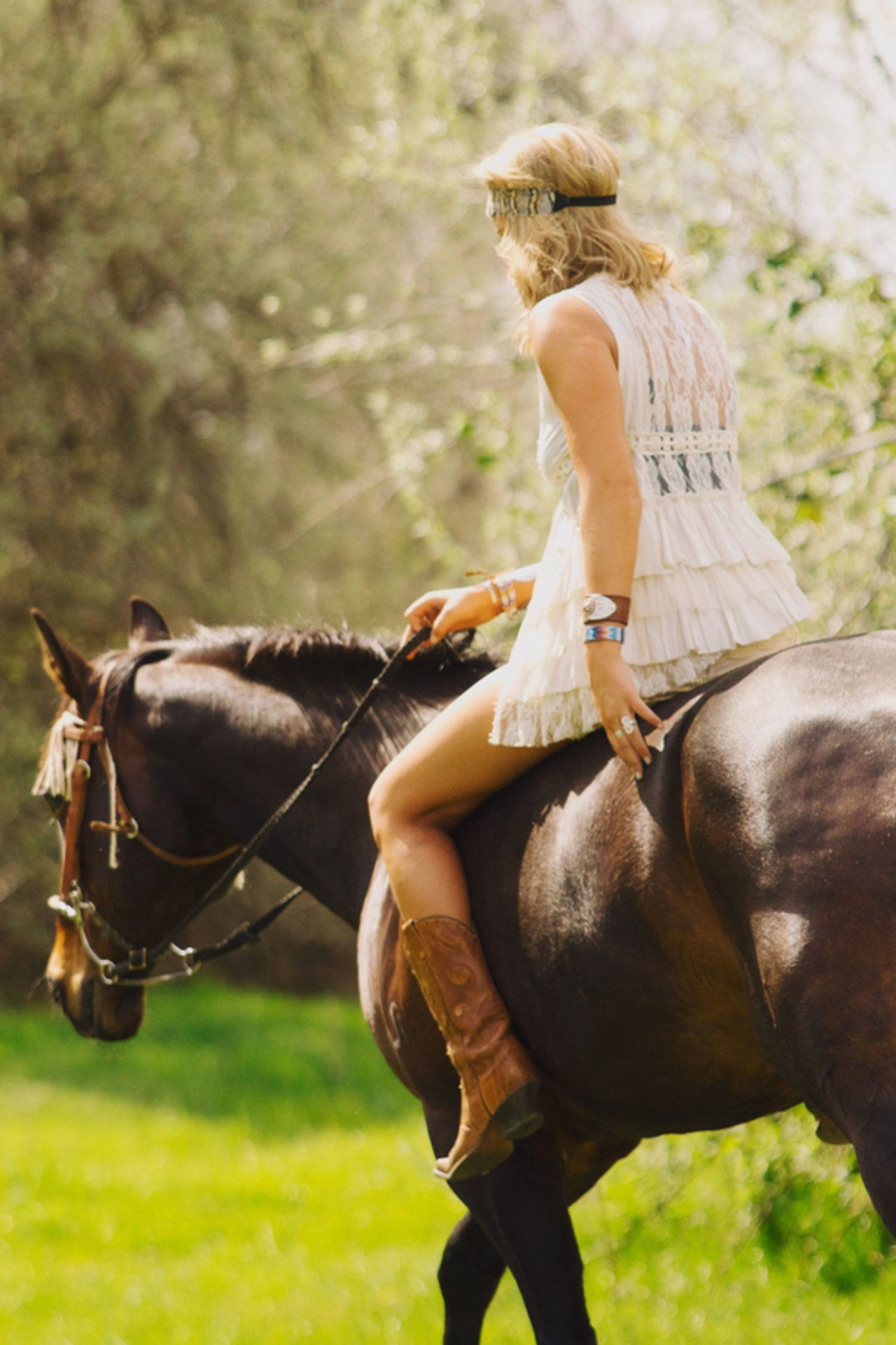 国家 girl riding horse cowboy boots dress