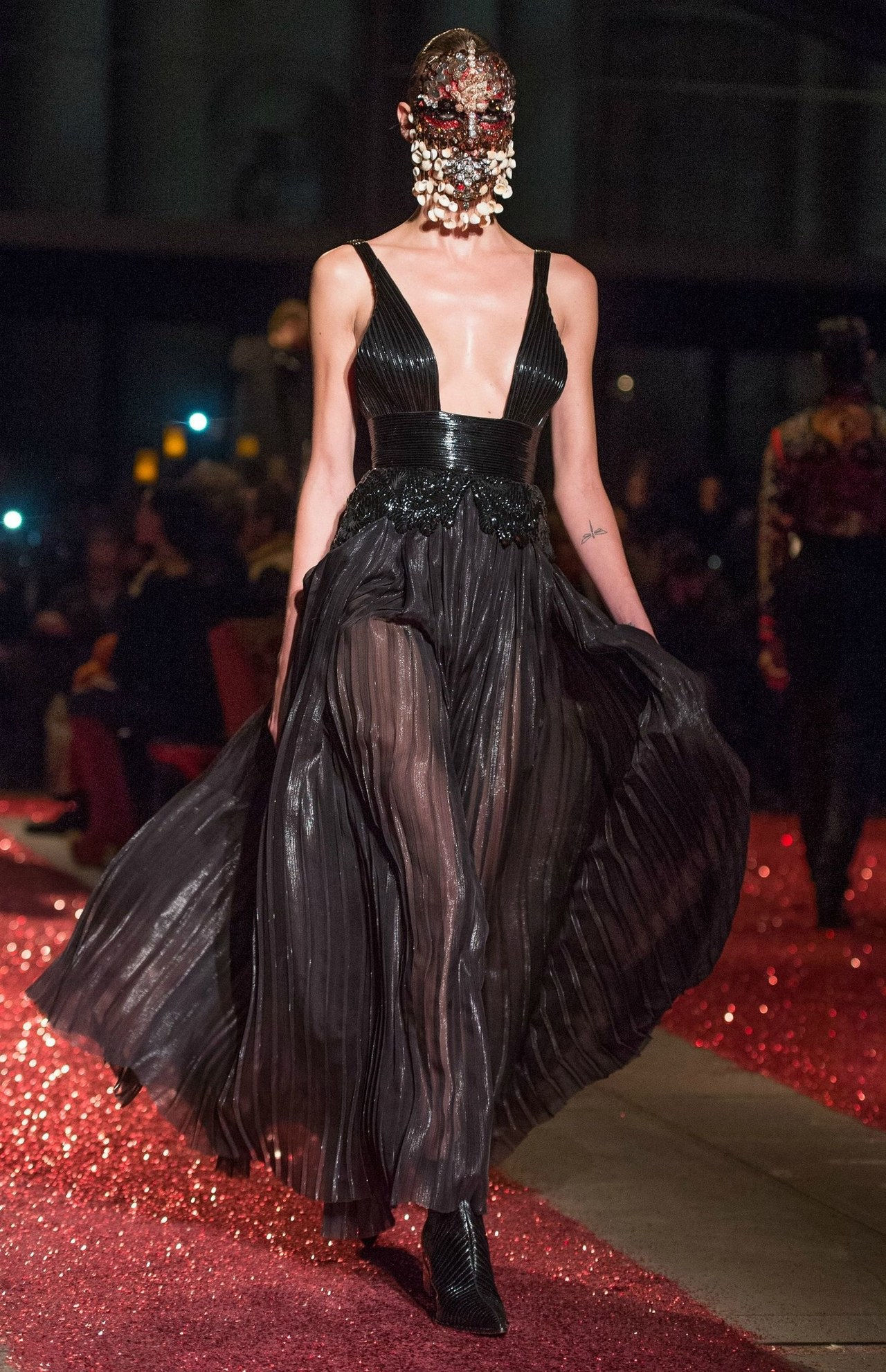 جيفنشي black pleated couture spring 2015 runway gown