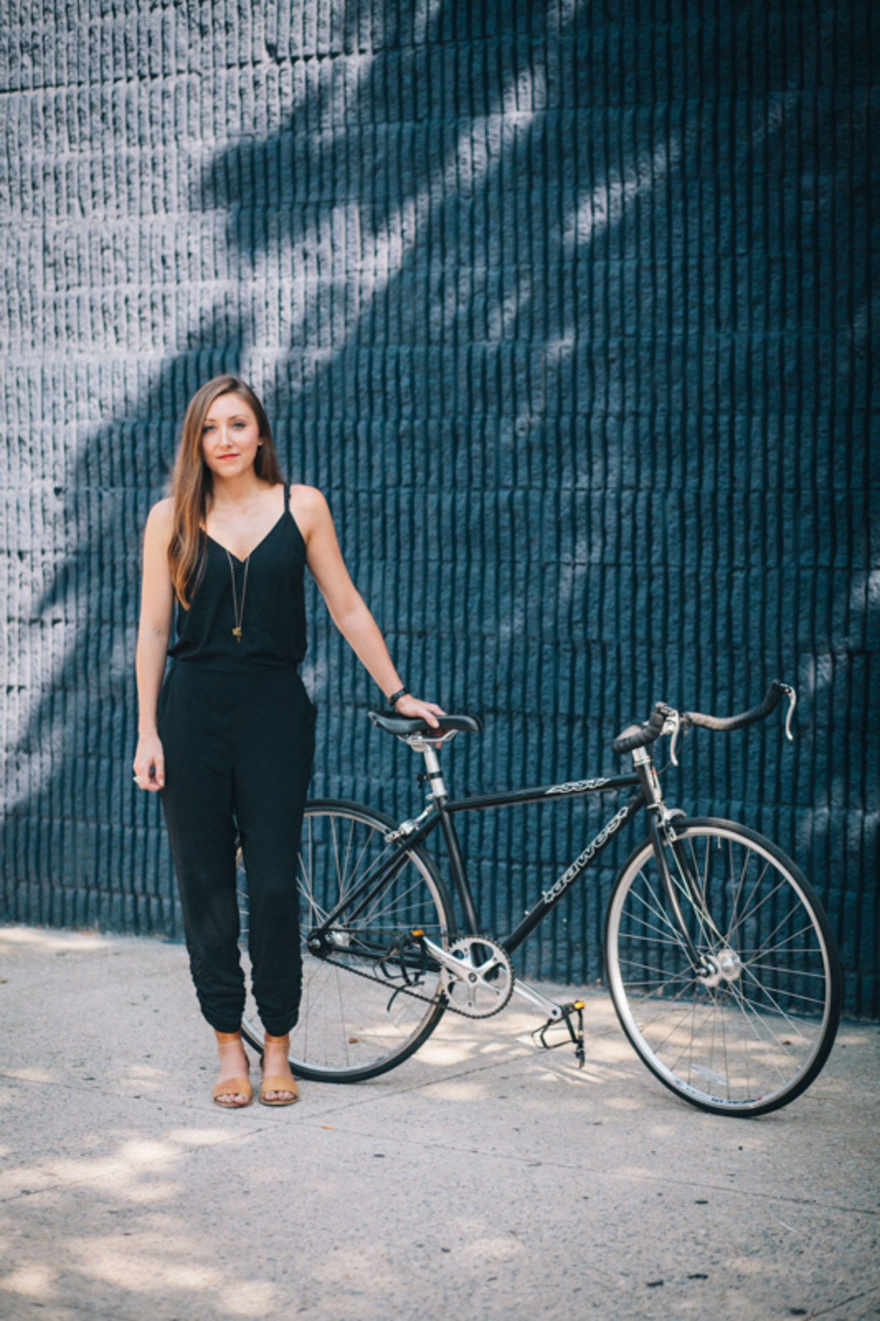 foretrækkes mode girl on bike black jumpsuit
