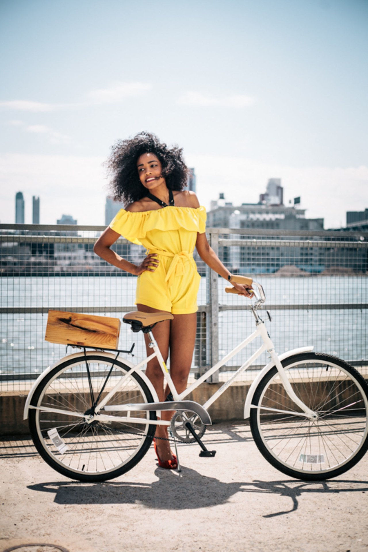 foretrækkes mode girl on bike yellow romper