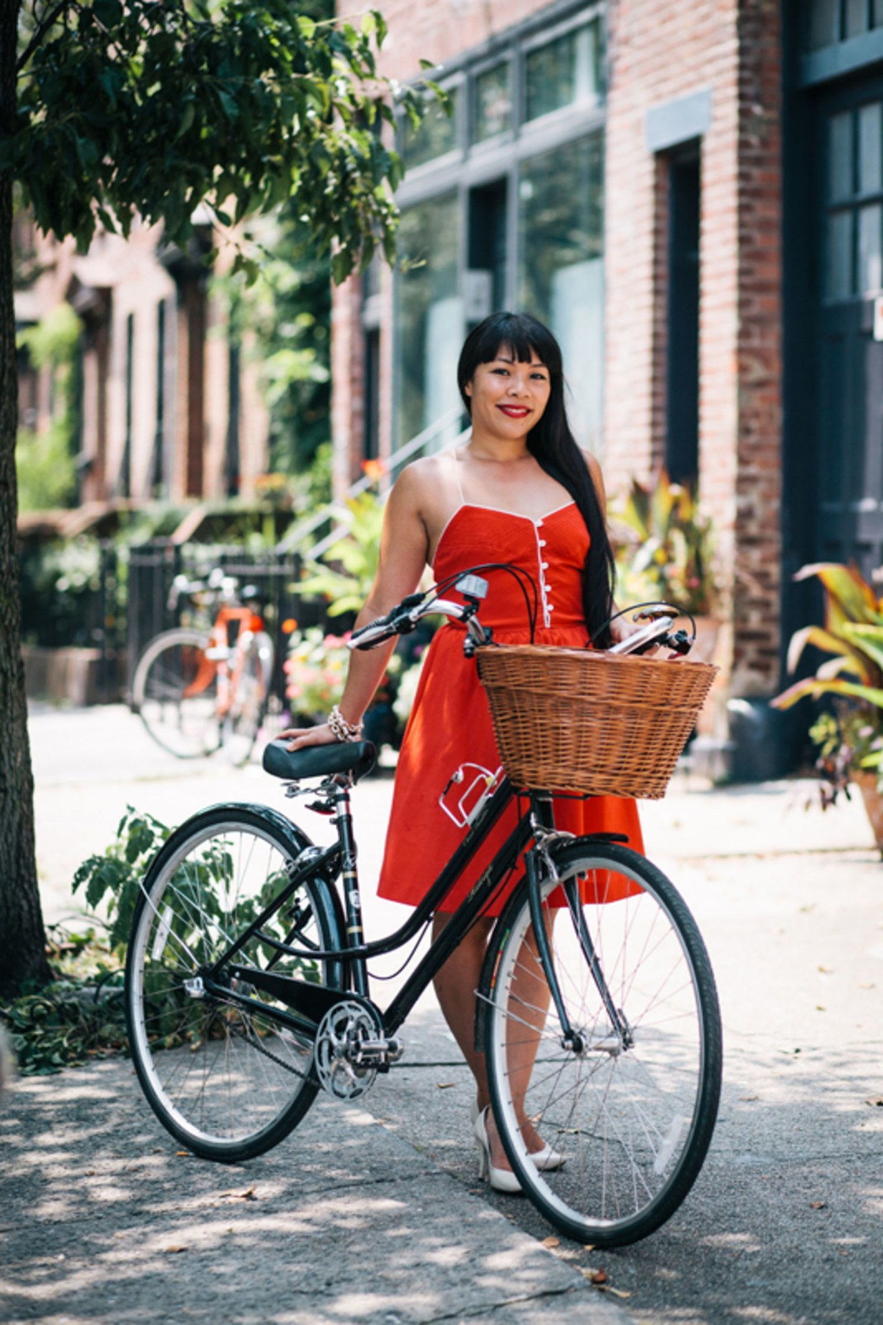 首选 mode girl on bike red dress