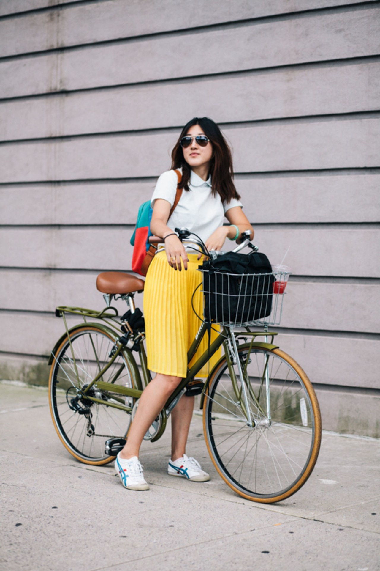 首选 mode girl on bike yellow skirt