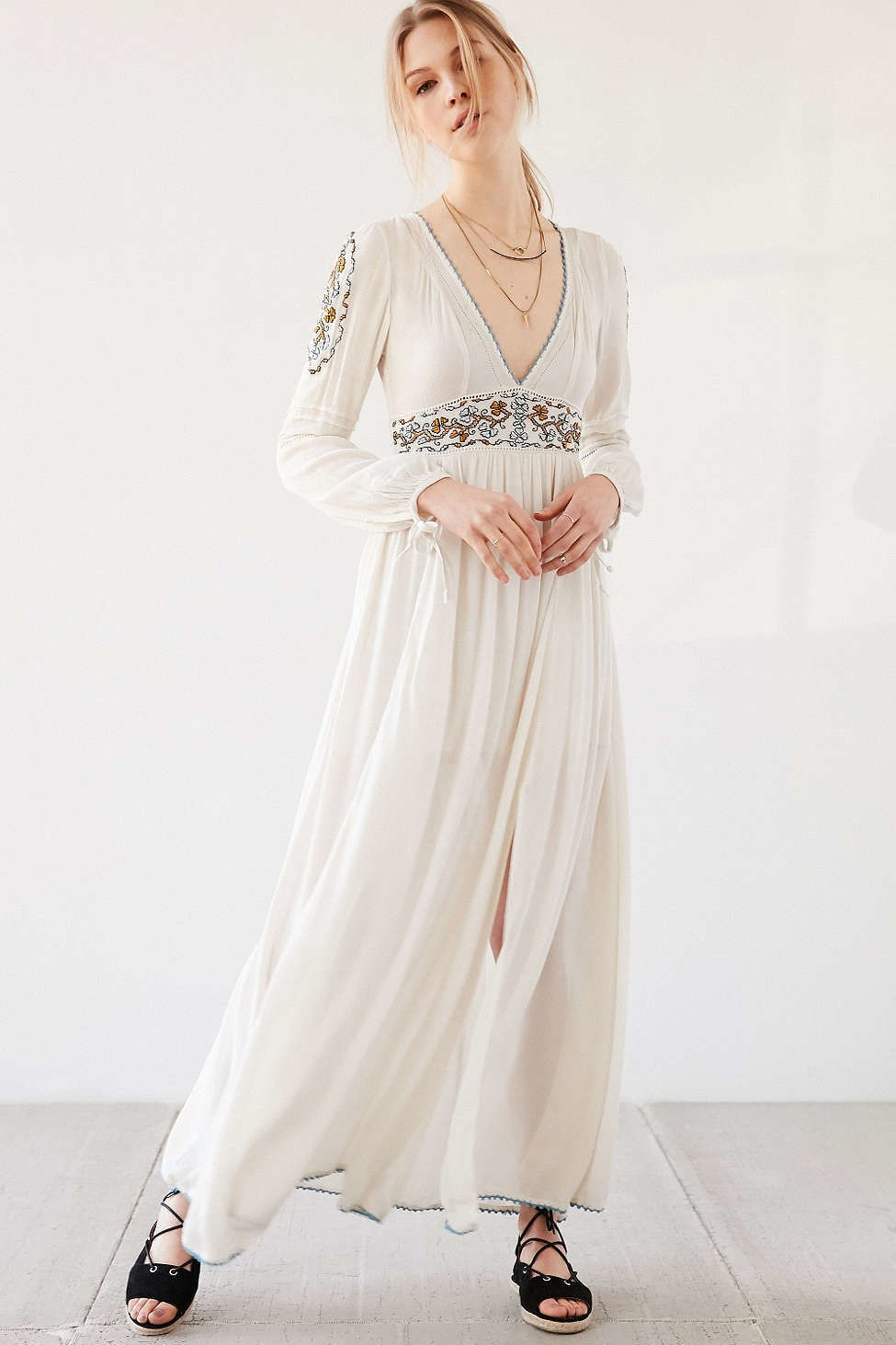 التي لا نهاية لها Rose Embroidered Dress, $77, [shopbop.com](https://www.shopbop.com/embroidered-dress-endless-rose/vp/v=1/1515460787.htm?fm=search-shopbysize&os=false)