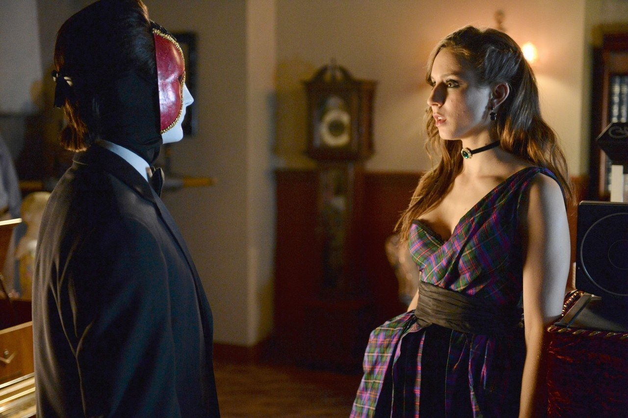 SMUK LITTLE LIARS, l-r: Troian Bellisario in 'Welcome to the Dollhouse' (Season 5, Episode 25,