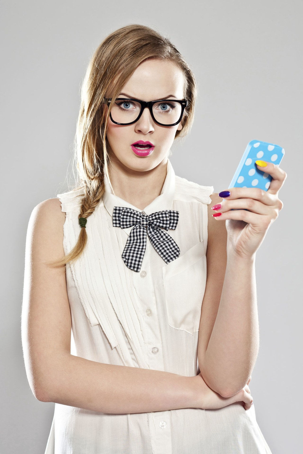 žena glasses holding smartphone