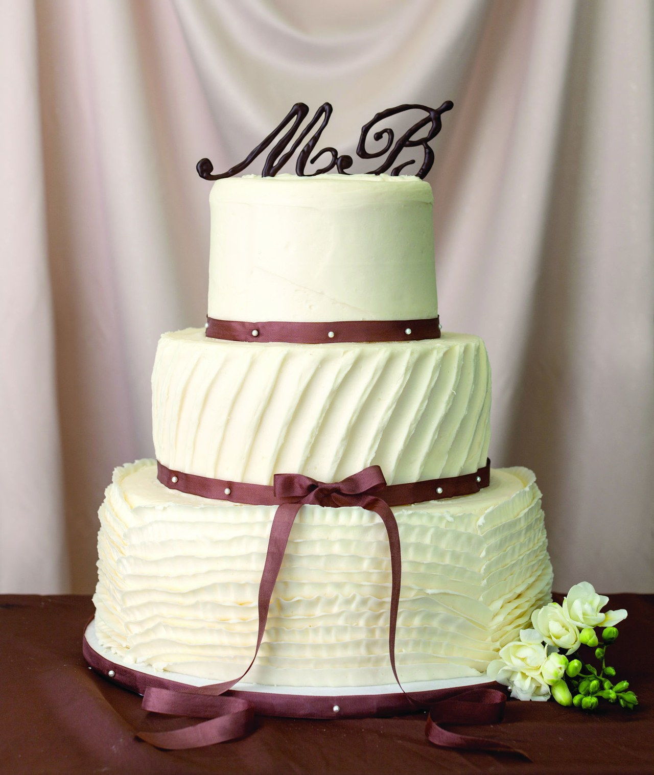 3 pictures of wedding cakes magnolia bakery 0328