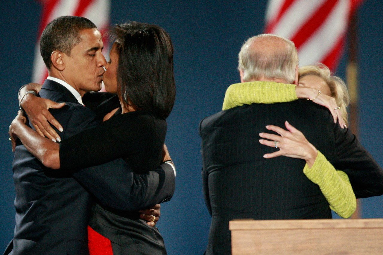 巴拉克 kisses Michelle as Joe Biden embraces his wife Jill after Barack gave his victory speech during an election night gathering in Grant Park on November 4, 2008 in Chicago.