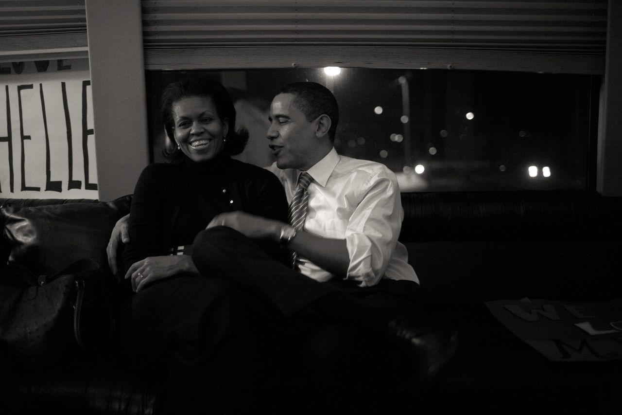 رئاسي hopeful, Sen. Barack Obama and wife Michelle take sit together on their bus on January 2, 2008 in Waterloo, Iowa on the last day of campaigning before the Iowa caucus. 