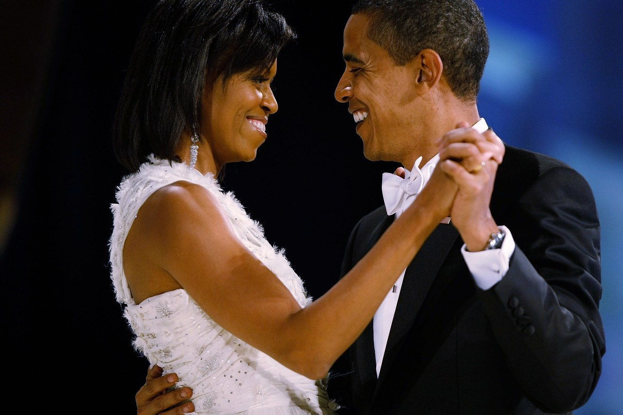 巴拉克 dances with his wife Michelle during the Western Inaugural Ball on January 20, 2009 in Washington, DC. 