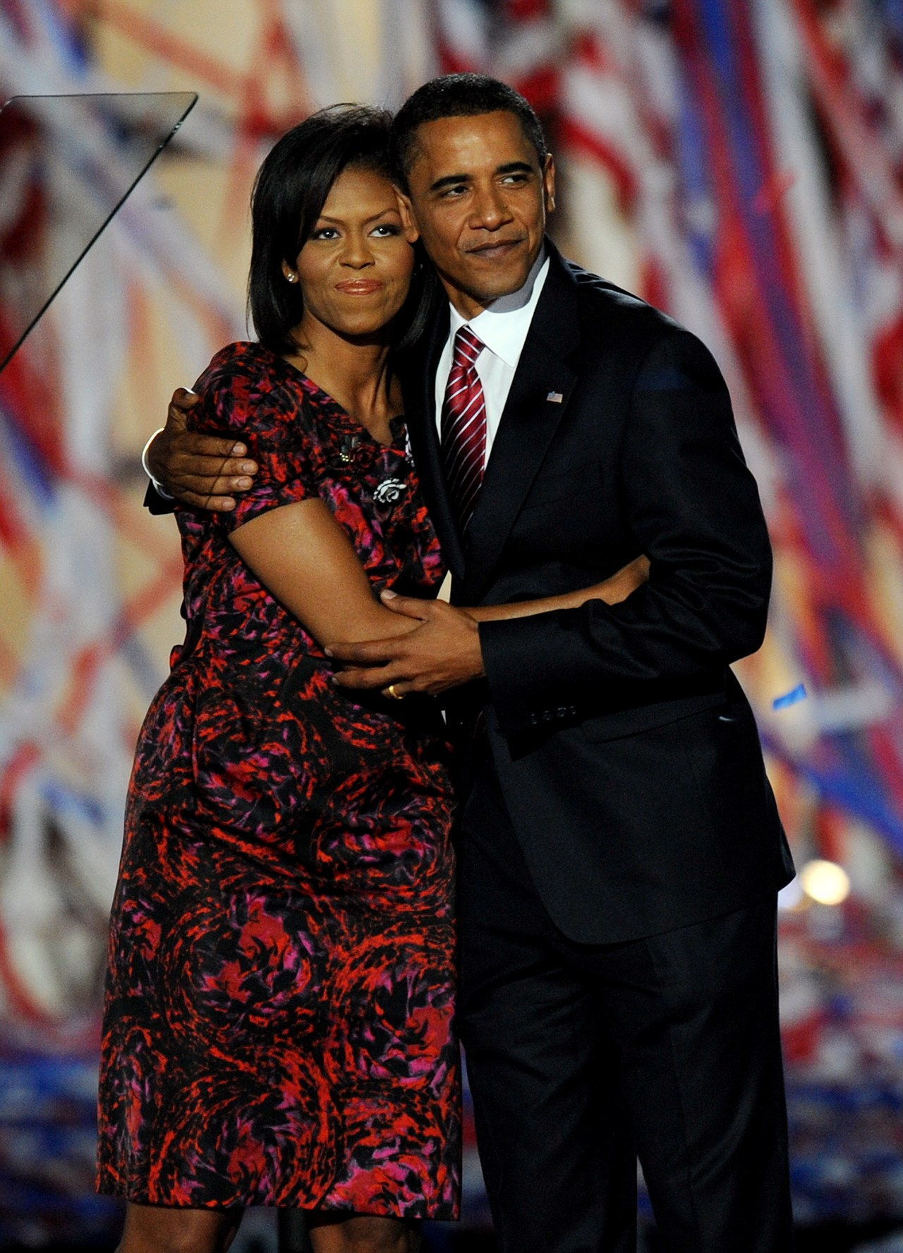 巴拉克 and Michelle stand together after his speech at the 2008 Democratic National Convention in Denver, CO. 