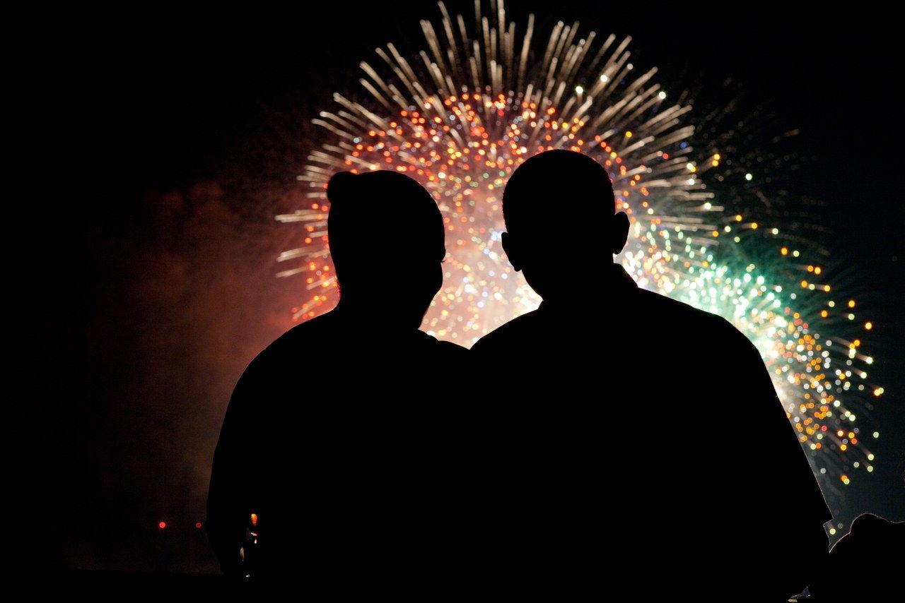 巴拉克 and Michelle watch the fireworks over the National Mall from the White House on July 4, 2009 in Washington, DC.
