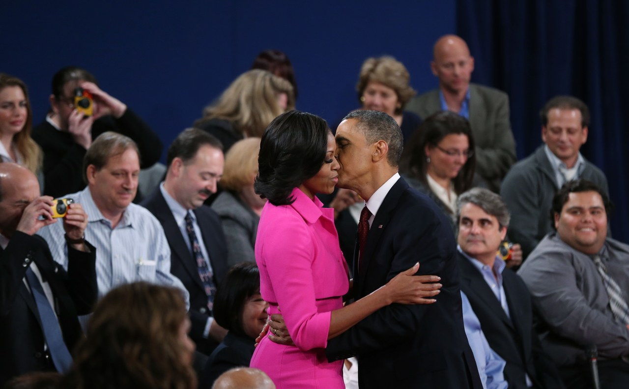 巴拉克 kisses Michelle after a town hall style presidential debate at Hofstra University October 16, 2012.