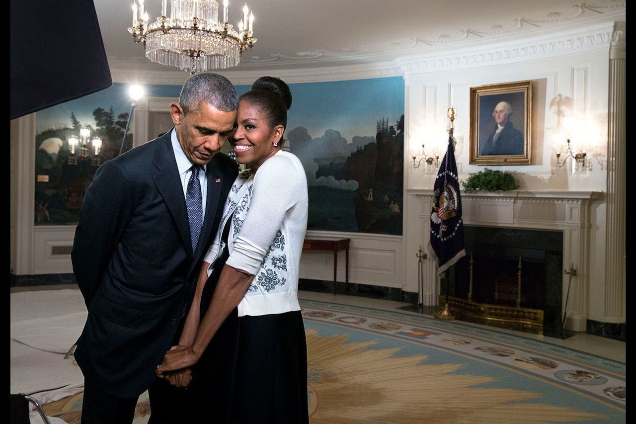 米歇尔 Obama snuggles against President Barack Obama before a videotaping for the 2015 World Expo, in the Diplomatic Reception Room of the White House, March 27, 2015. 