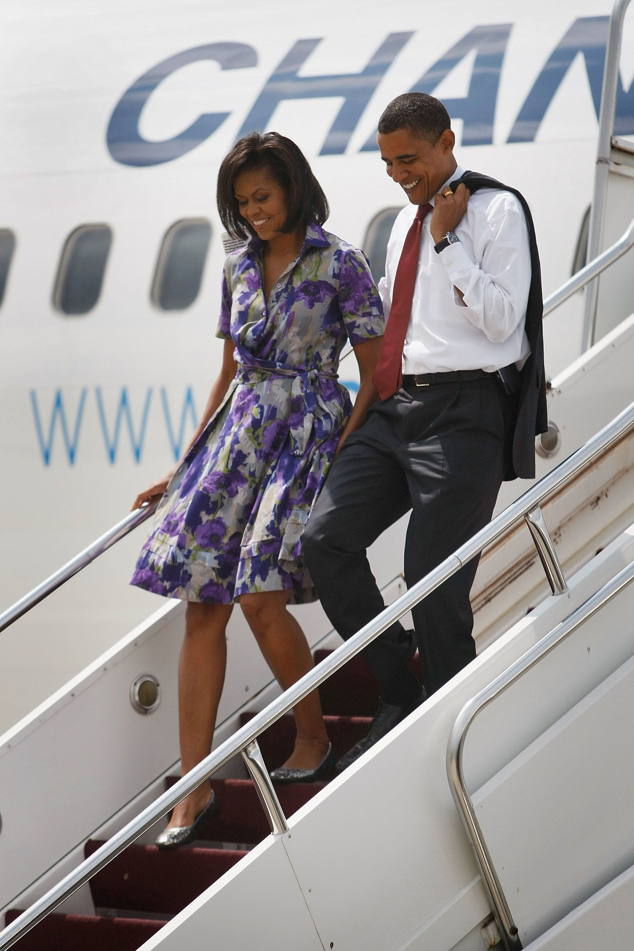 总统 candidate Barack Obama and his wife Michelle walk off the campaign plane August 23, 2008 in Springfield, Illinois.