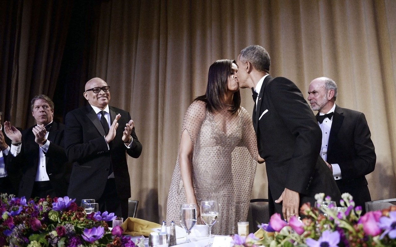 باراك kisses Michelle after speaking at their final White House Correspondents' Association annual dinner on April 30, 2016.
