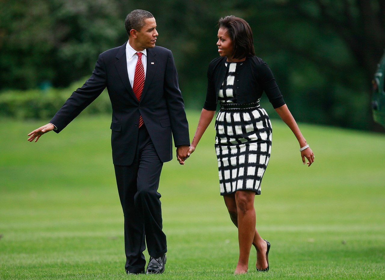 巴拉克 and Michelle Obama walk on the south lawn after arriving back at the White House on October 2, 2009 from a trip to Copenhagen to lend support to Chicago to host the 2016 Summer Olympics.