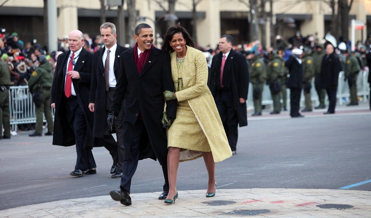 巴拉克 and Michelle walk in the inaugural parade following his inauguration as the 44th President of the United States of America on January 20, 2009 in Washington, D.C. 