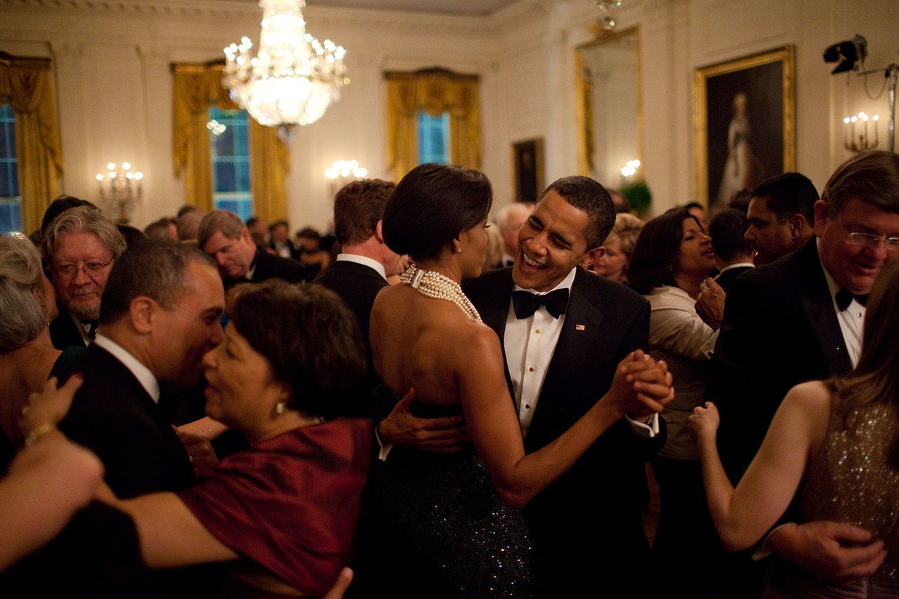这个 was the first formal function at the White House in the administration: the Governors Ball. The President dances with his wife while singing along with the band Earth, Wind and Fire.