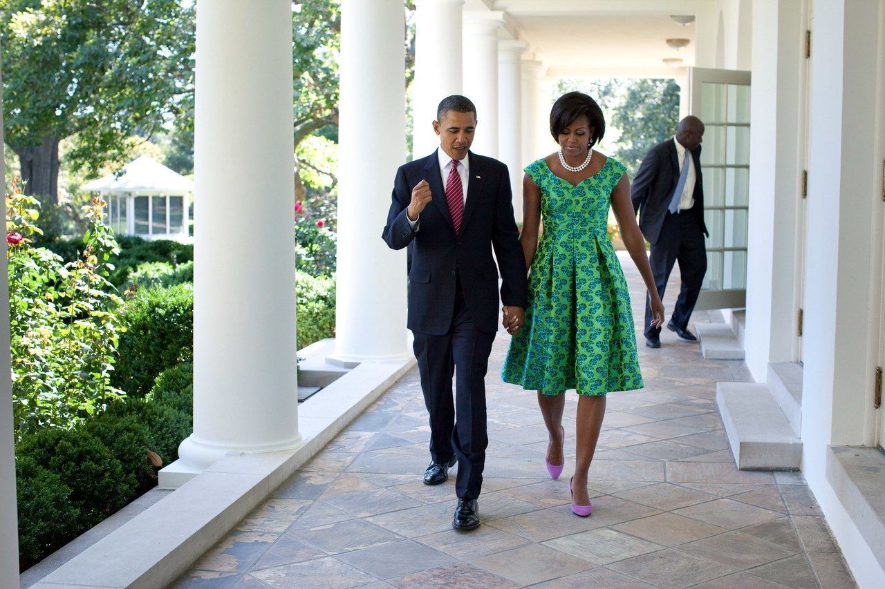 巴拉克 and Michelle walk along the Colonnade of the White House on September 21, 2010.