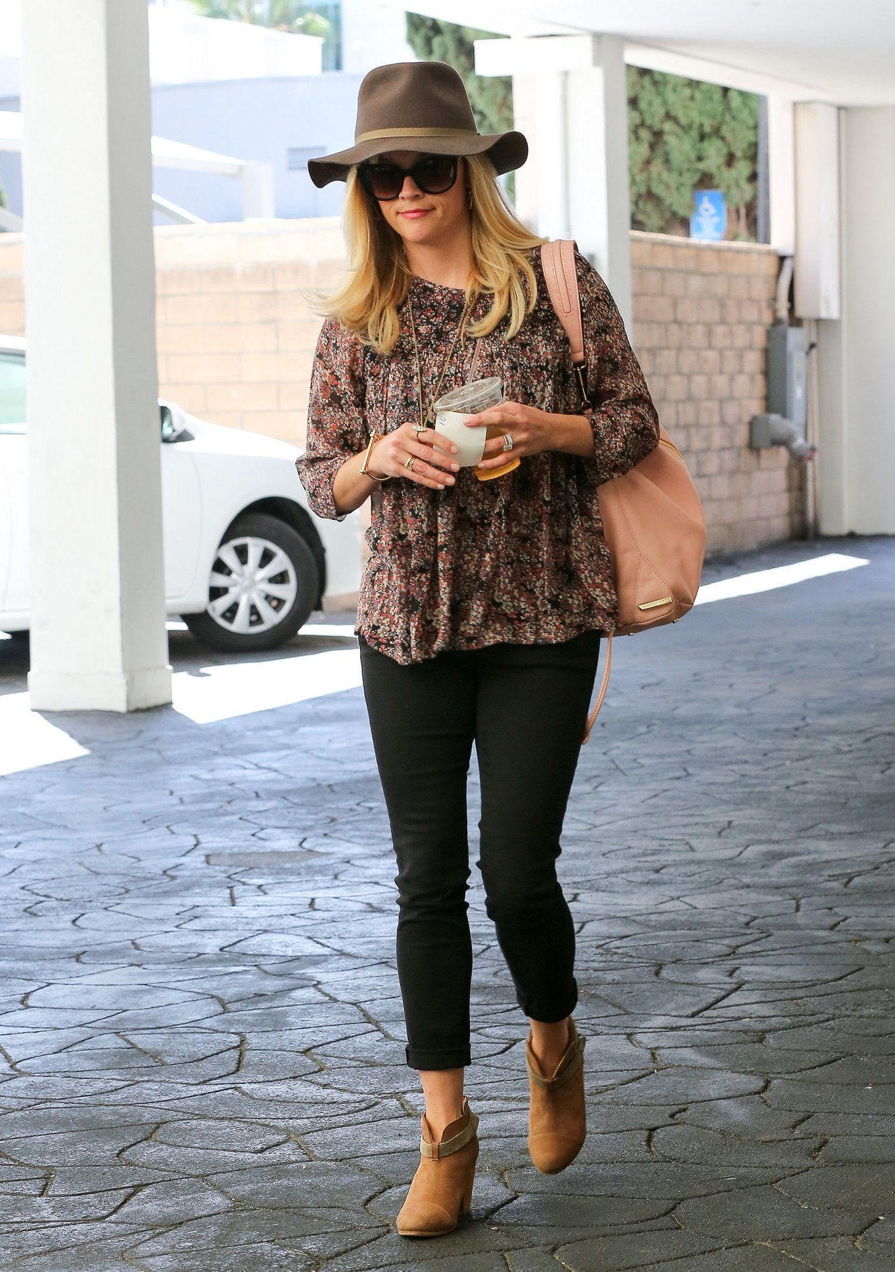 reese witherspoon fall weekend outfit idea