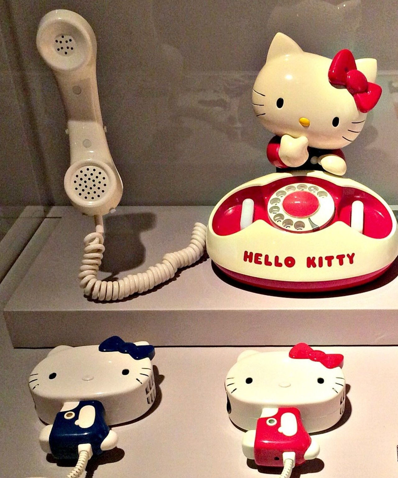 Hallo kitty vintage phones
