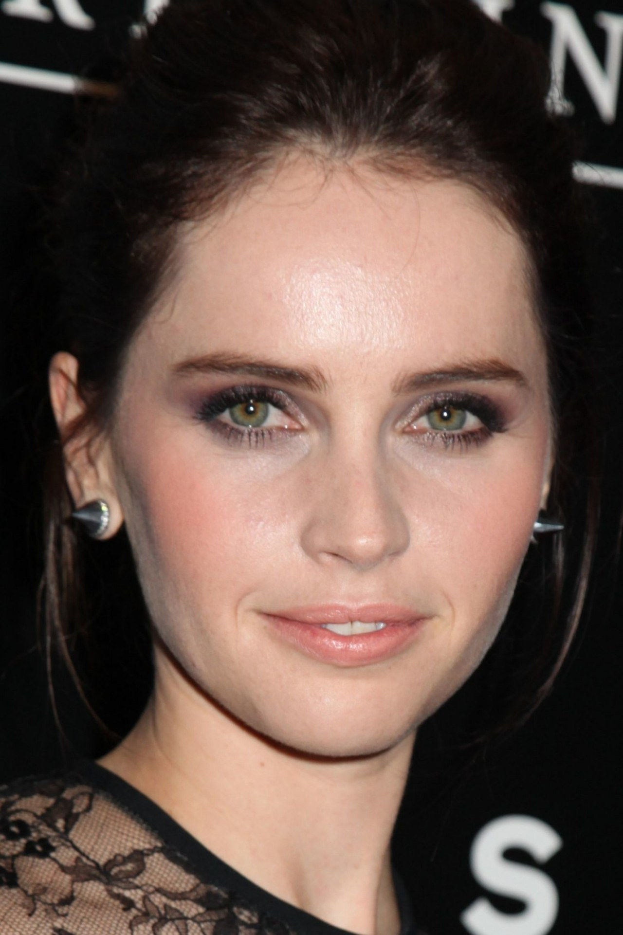 felicity jones smoky eyes how to