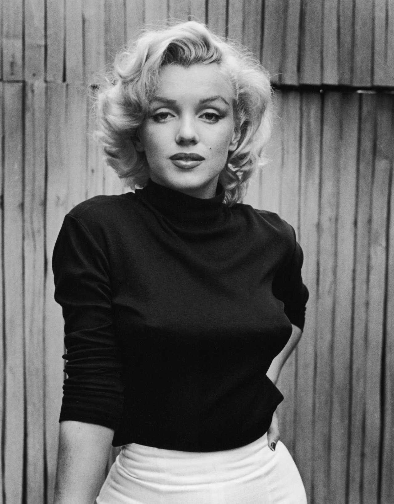 Portræt of American actress Marilyn Monroe (1926 - 1962) as she poses on the patio outside of her home, Hollywood, California, May 1953. (Photo by Alfred Eisenstaedt/The LIFE Picture Collection/Getty Images)