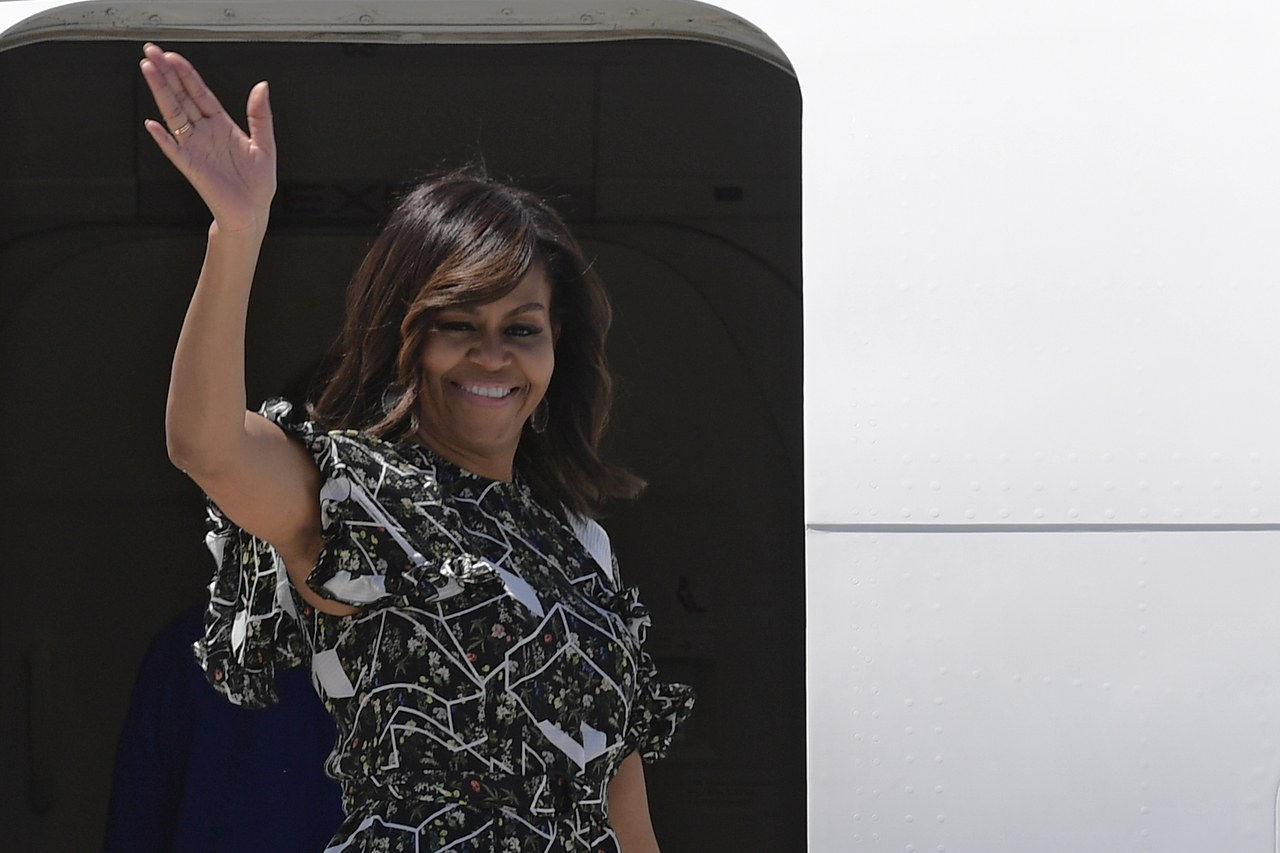 更正 - US first lady Michelle Obama waves as she boards an aircraft at the Torrejon air base near Madrid on July 1, 2016 a day after oresenting the 
