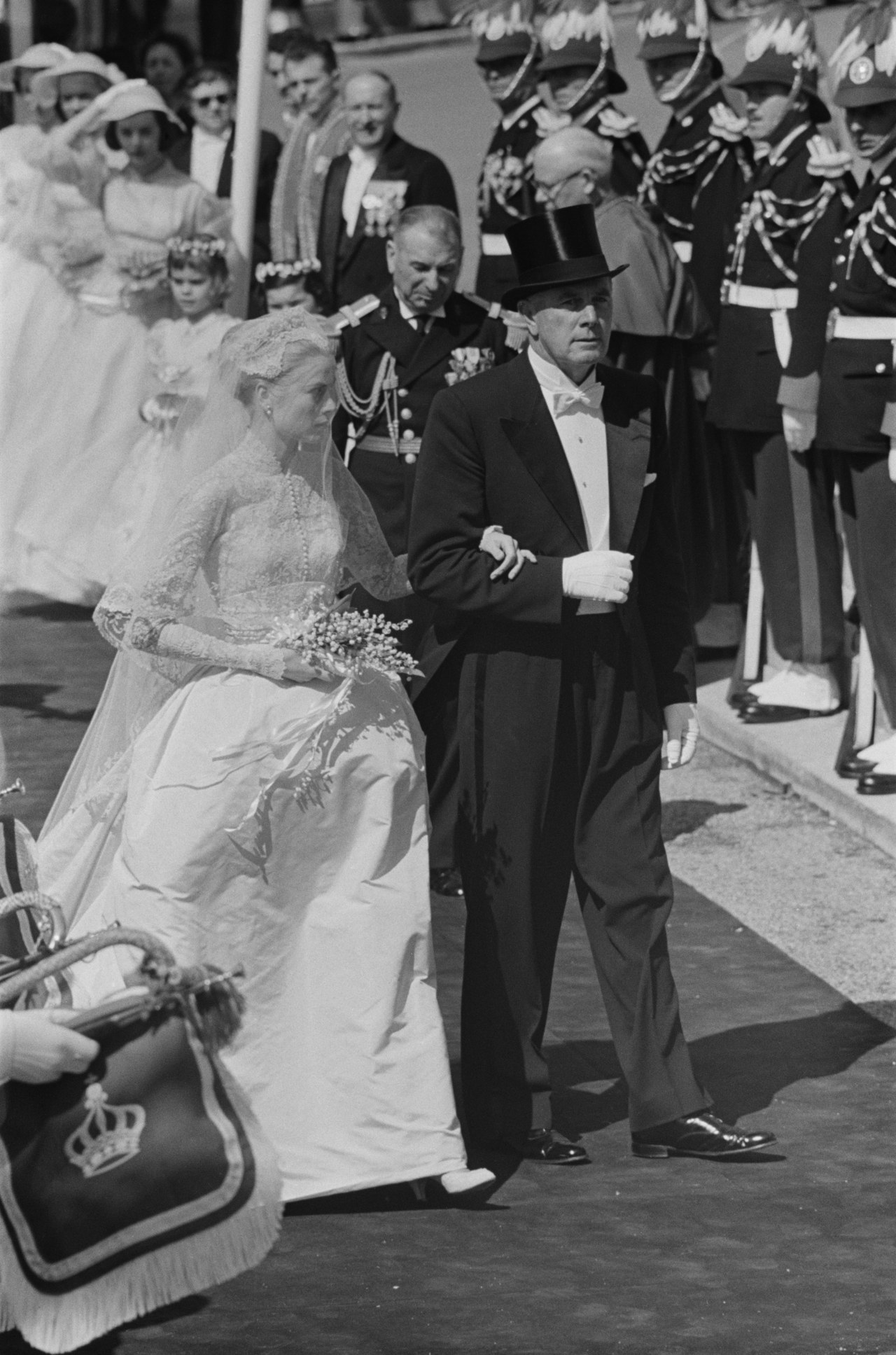 amerikanisch actress Grace Kelly (1929 - 1982) arrives at Saint Nicholas Cathedral, for her wedding to Prince Rainier III, Monaco, 19th April 1956. Original publication: Picture Post - 8336 - The Hour Of Marriage - pub. 28th April 1956 (Photo by Joseph McKeown/Picture Post/Hulton Archive/Getty Images)