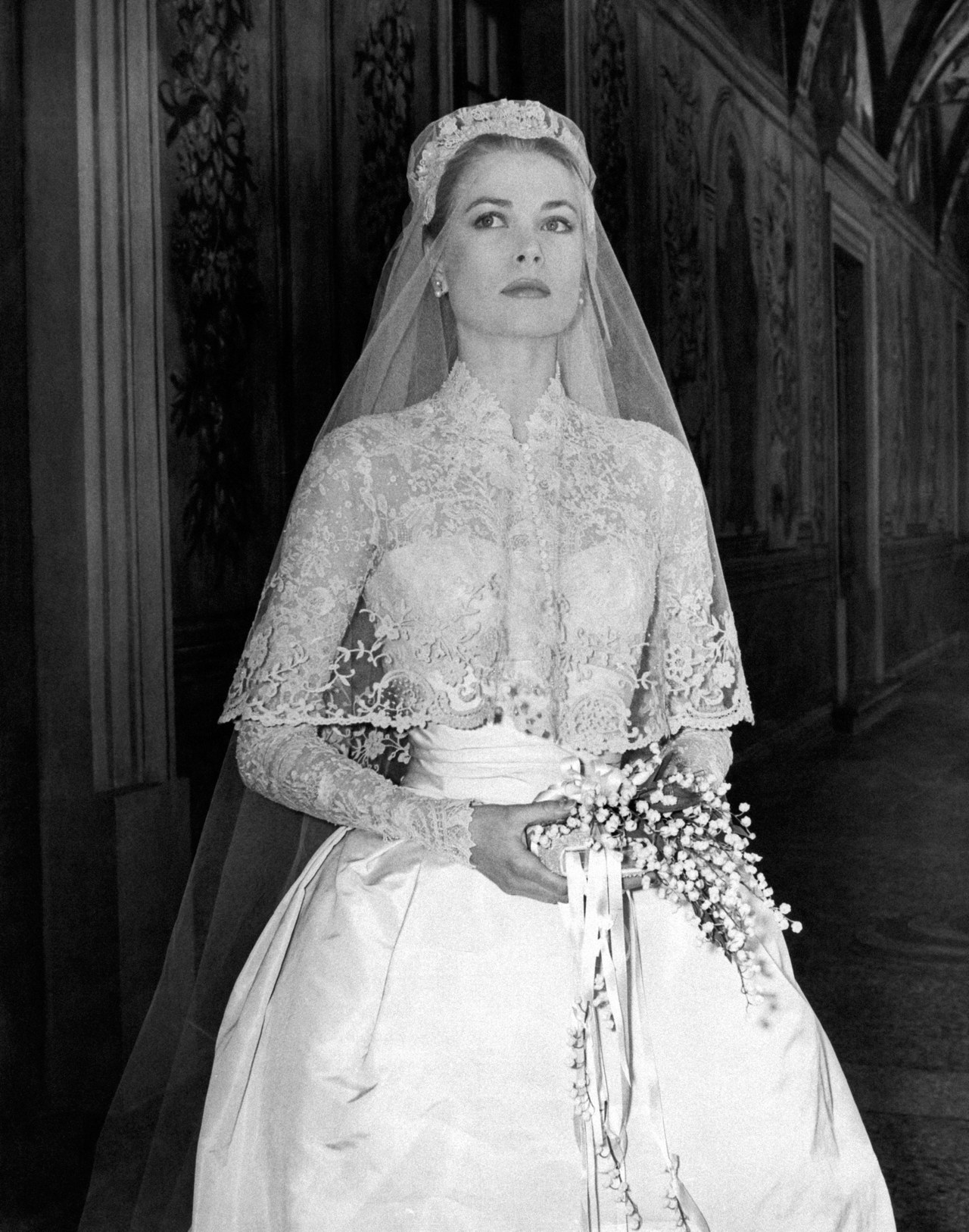 Das big movie star Grace Kelly photographed in her bridal dress in a frescoed gallery within the Prince's Palace, just before the wedding ceremony where she will marry Ranier III of Monaco, becoming princess of the Principality. Monaco, April 18th, 1956. (1704904) Everett Collection\Mondadori Portfolio