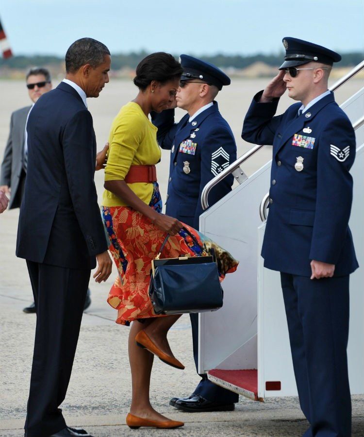 米歇尔 Obama stepping onto Air Force One in ballet flats.