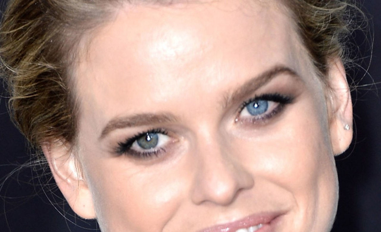 Alice eve filled in eyebrows eye makeup trick close.