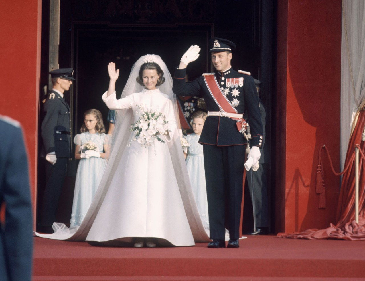 dronning sonja king harald wedding picture