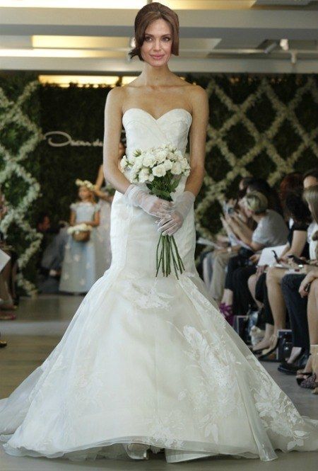 0425 2 angelina jolie wedding dress wedding gown brad pitt oscar de la renta marchesa monique lhuillier badgley mischka we