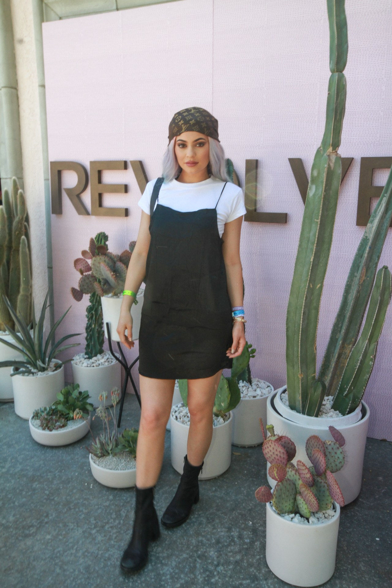 كف SPRINGS, CA - APRIL 17: Kylie Jenner attends REVOLVE Desert House on April 17, 2016 at on April 17, 2016 in Palm Springs, California. (Photo by Thaddaeus McAdams/FilmMagic)