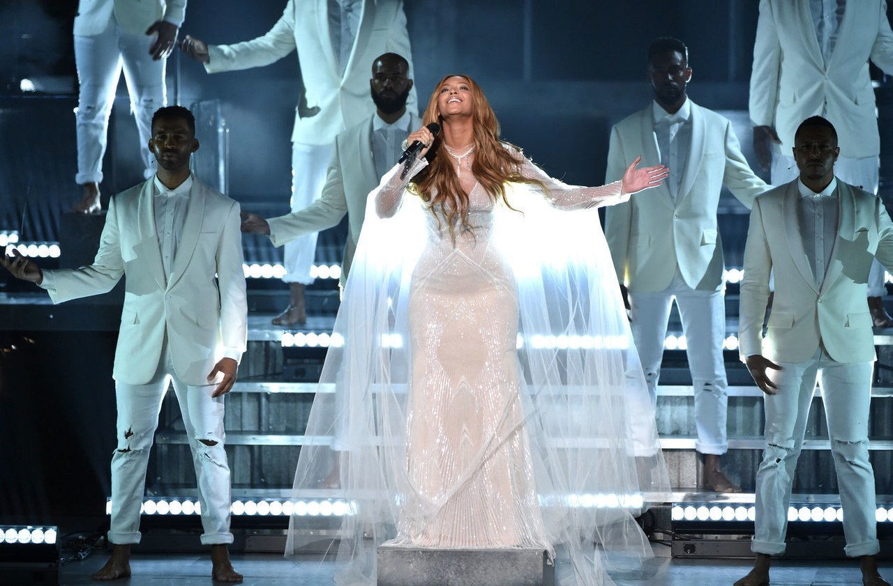 Beyoncé white dress grammys performance 2015
