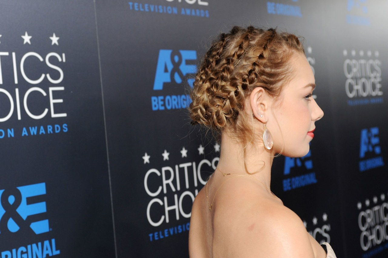 الضفائر side hairstyle critics choice awards