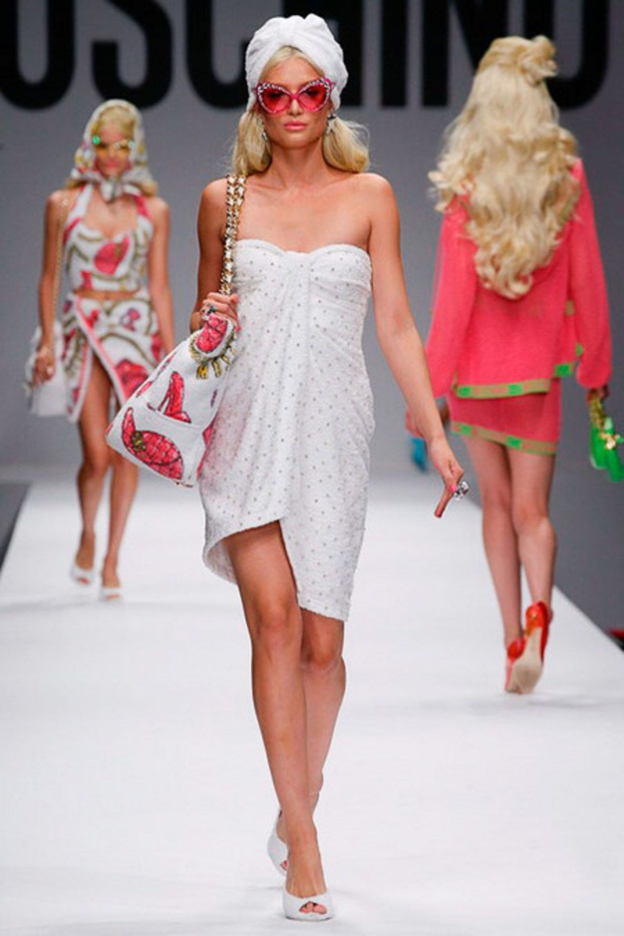 موسكينو spring 2015 runway barbie terry cloth towel dress