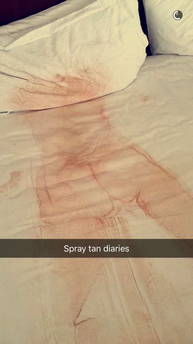 Chrissy-Teigen-Spray-Tan.jpeg