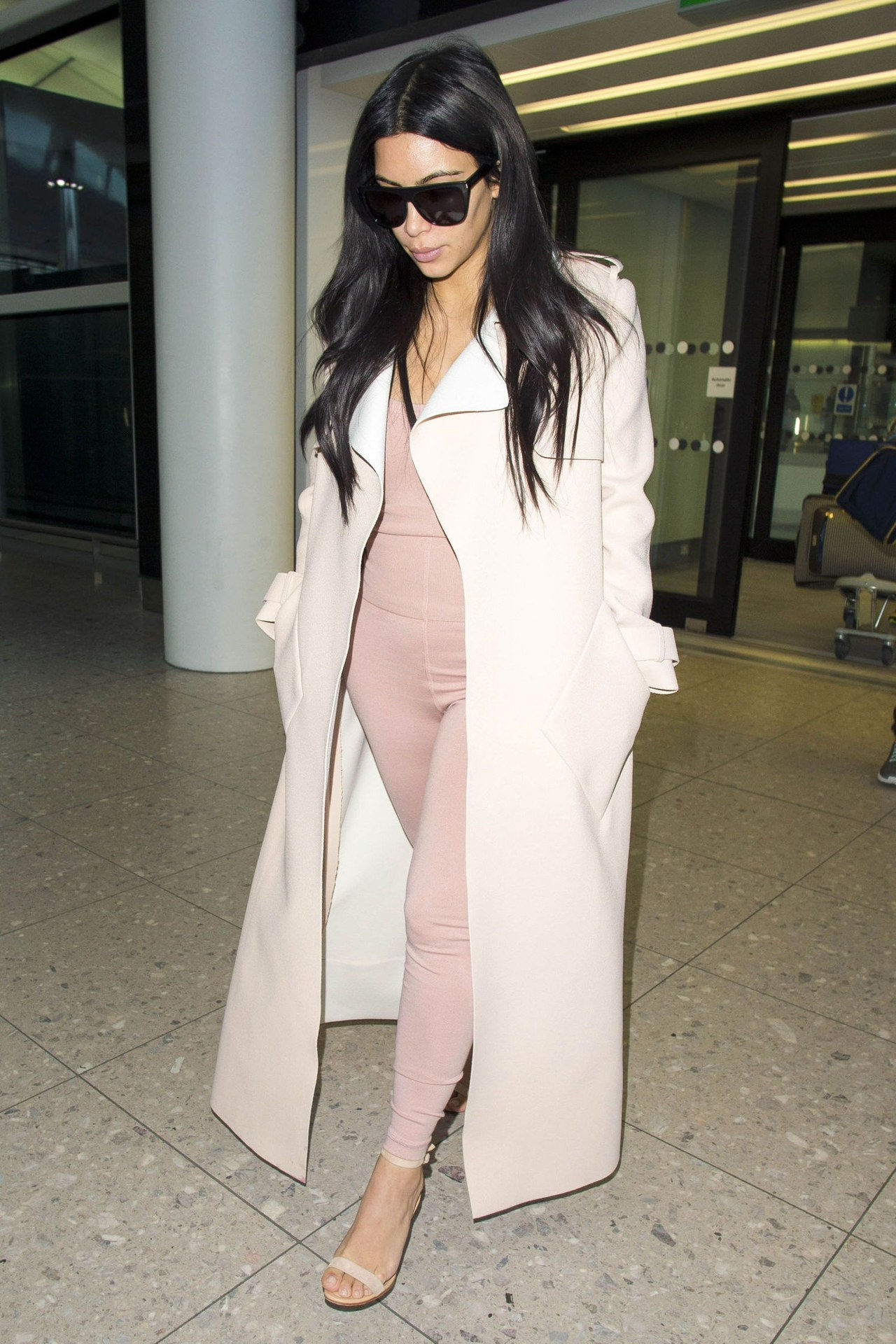كيم kardashian tight pink jumpsuit london heathrow airport june 2015