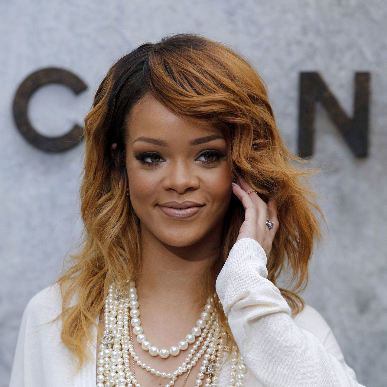 蕾哈娜（Rihanna） dark lipliner paris fashion week