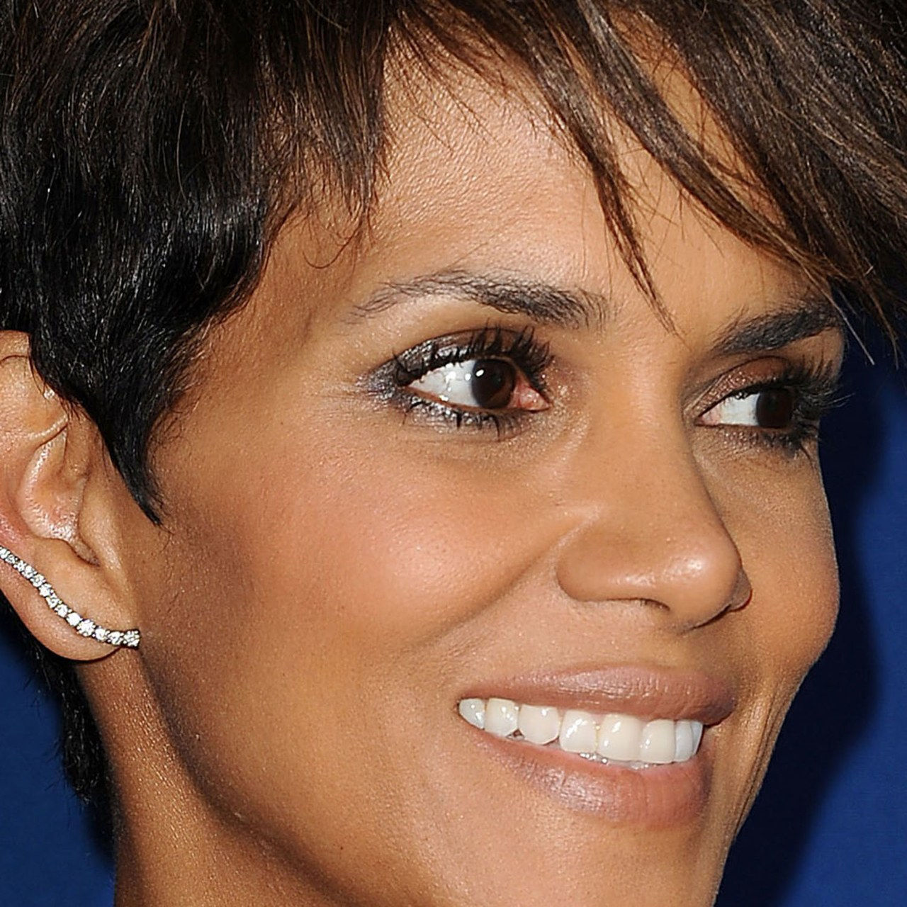 halle berry eyeshadow placement close
