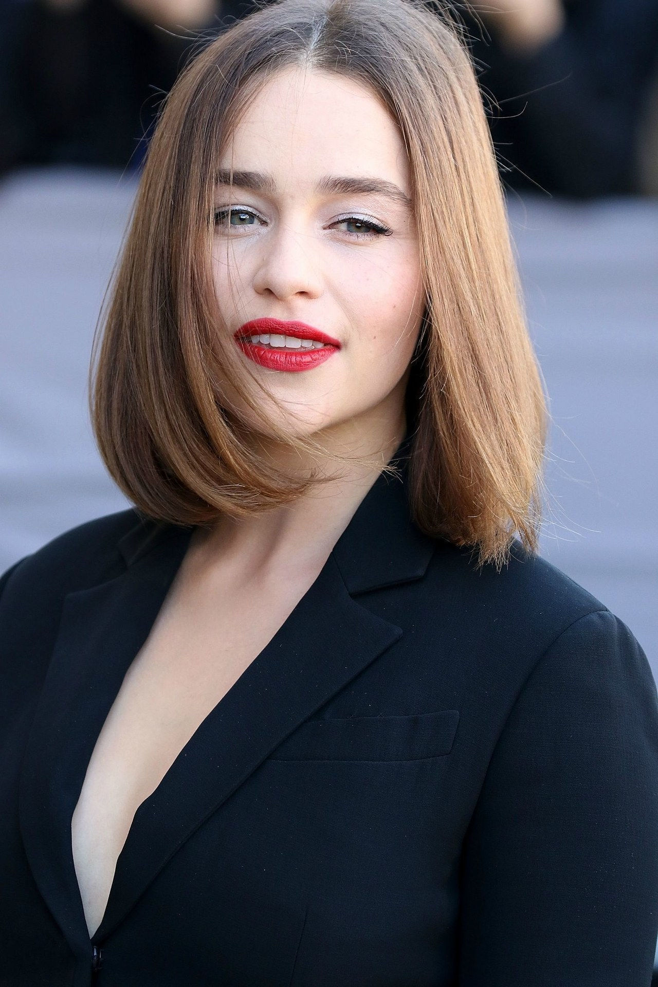 Emilia clarke haircut dior show