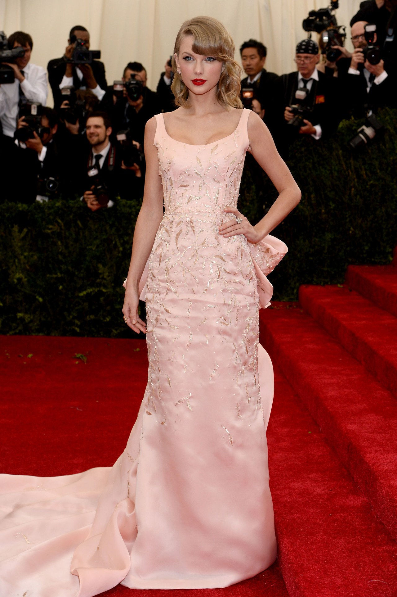 Taylor swift pink oscar de la renta gown met gala