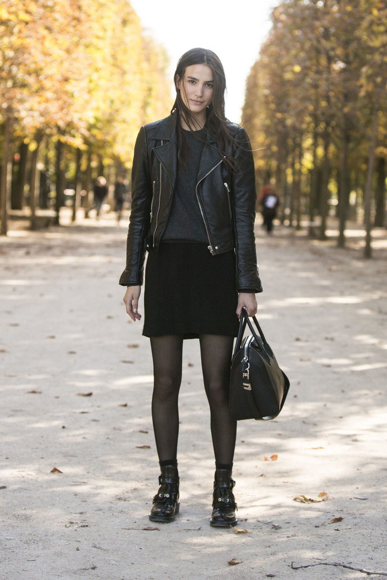 tobillo booties black skirt leather jacket