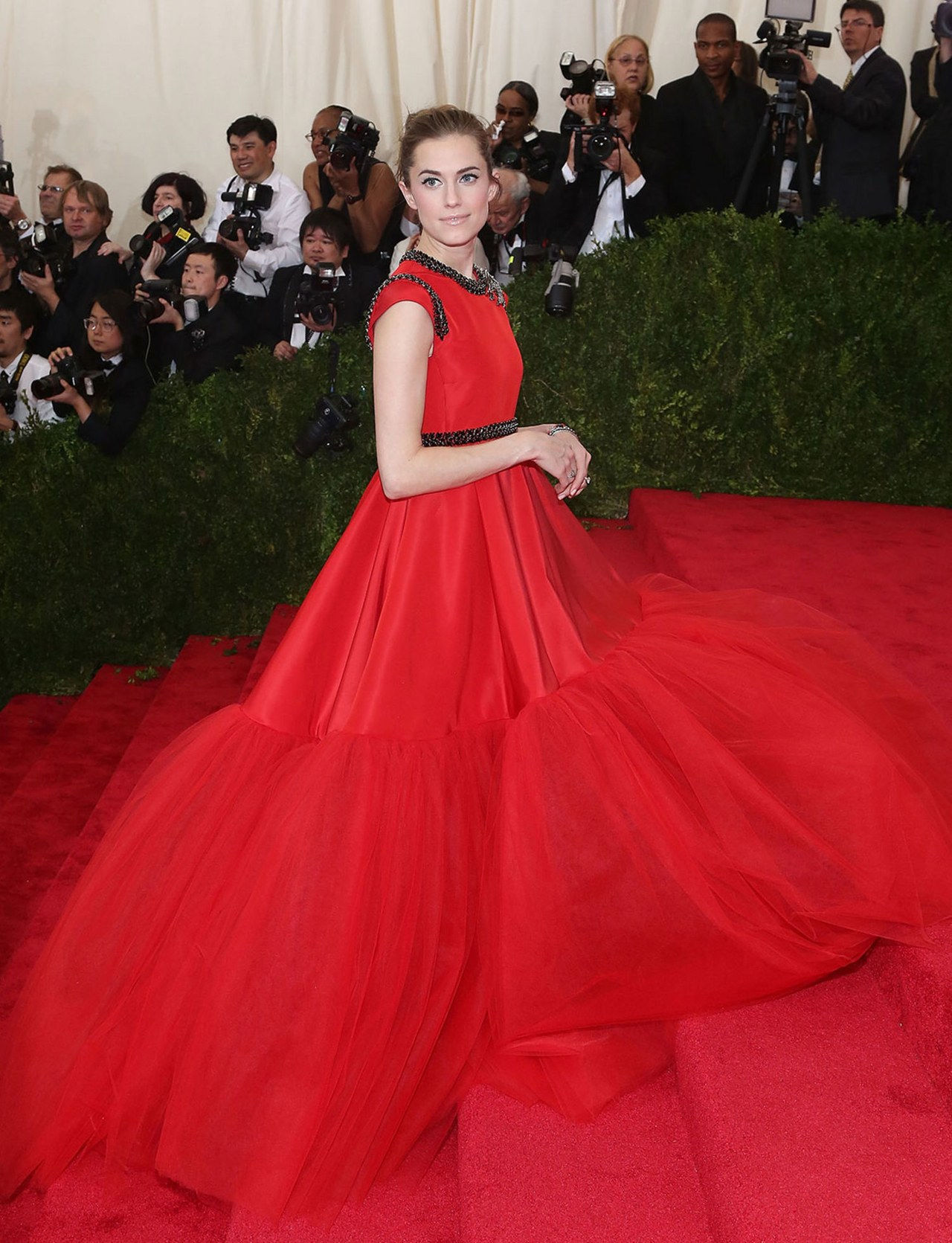 أليسون williams red giambattista valli gown met gala 2015