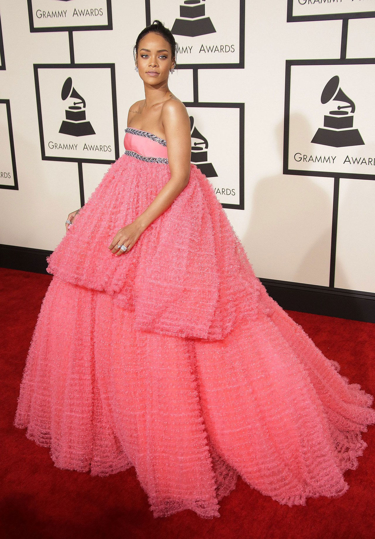 ريهانا pink giambattista valli dress grammys 2015