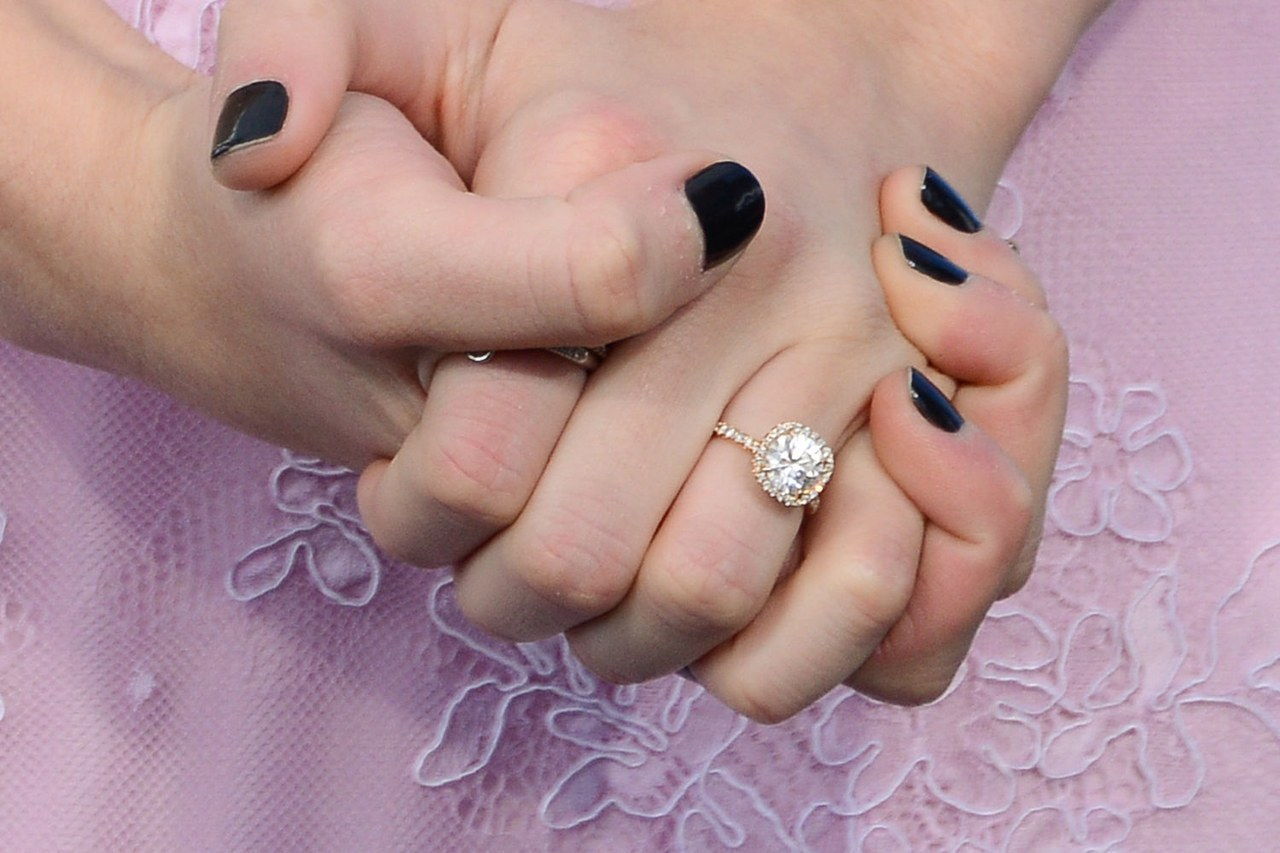 1 emma roberts engagement ring pictures evan peters celebrity weddings 0506
