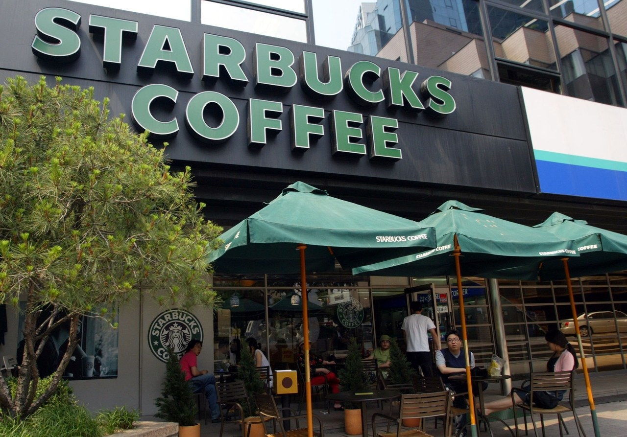 SEOUL, SOUTH KOREA - MAY 31: Customers sit outside a Starbucks coffee store on May 31, 2006 in Seoul, South Korea. The National Tax Service (NTS) has launched its first Tax audit of Starbucks Korea since its establishment in 1997. (Photo by Chung Sung-Jun/Getty Images) *** Local Caption ***