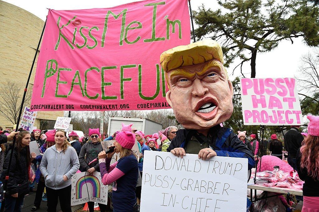 华盛顿 DC - JANUARY 21: Demonstrators attend the rally at the Women's March on Washington on January 21, 2017 in Washington, DC. (Photo by Kevin Mazur/WireImage)